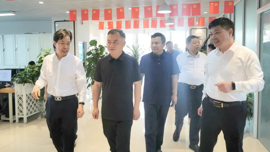 新密市委常委、政法委書(shū)記劉軍杰一行蒞臨榮盛科技集團(tuán)調(diào)研指導(dǎo)